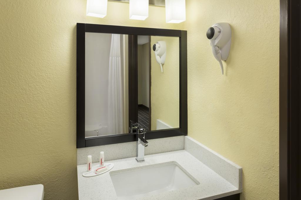Super 8 By Wyndham Marietta Motel Ngoại thất bức ảnh